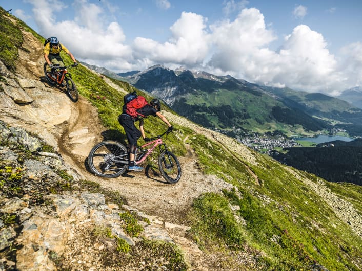 Hochgebirgs-MTB-Trails direkt über der Stadt