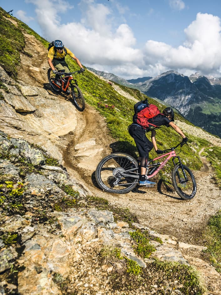 Hochgebirgs-MTB-Trails direkt über der Stadt