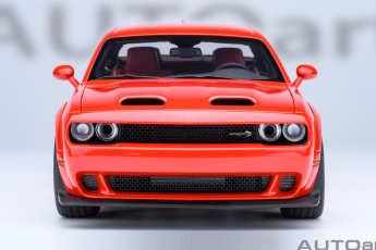 Beim Dodge Challenger SRT von Autoart in 1:18 ist nicht nur die Farbe schrill