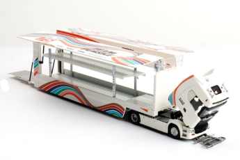 Keng-Fai springt auf den Doppeldecker-Zug auf und zeigt 1:64-Renntransporter
