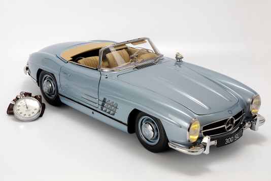 Modelcar24 bringt Mercedes 300 SL Roadster als 1:8-Kit in Blaumetallic auf Ixo-Basis