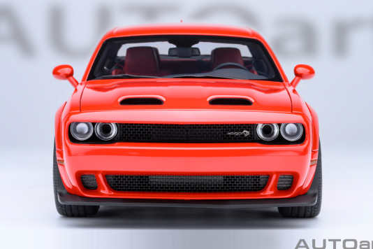 Beim Dodge Challenger SRT von Autoart in 1:18 ist nicht nur die Farbe schrill