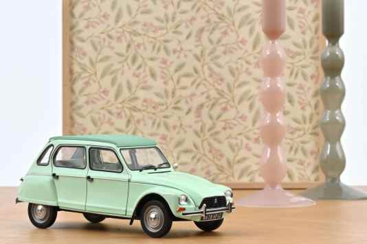 Norev bekennt bei der Citroen Dyane in 1:18 gleich doppelt Farbe