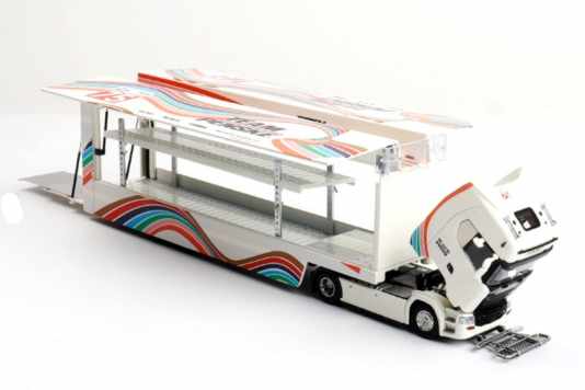 Keng-Fai springt auf den Doppeldecker-Zug auf und zeigt 1:64-Renntransporter