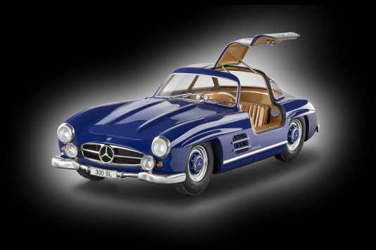 Revell feiert 100 Jahre Mercedes mit zwei 1:24-Kits nach Sportwagen-Ikonen