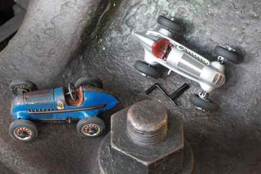 Mercedes W 25 Schuco Studio Racer in 1:28 – Lauf-Zeit