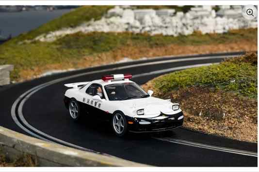 Scalextric zeigt Mazda RX-7 FD als Police Edition für die 1:32-Piste