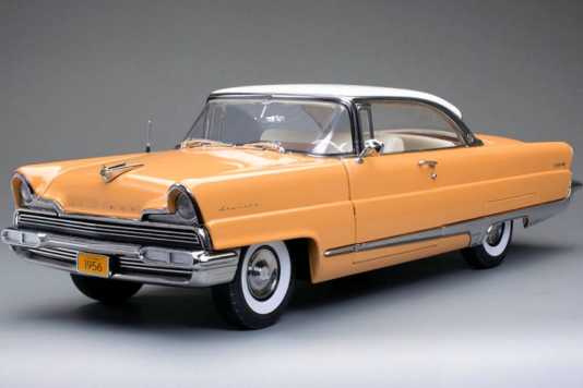 Bei Sun Star strahlt der Lincoln Premiere von 1956 in Desert Buff und 1:18