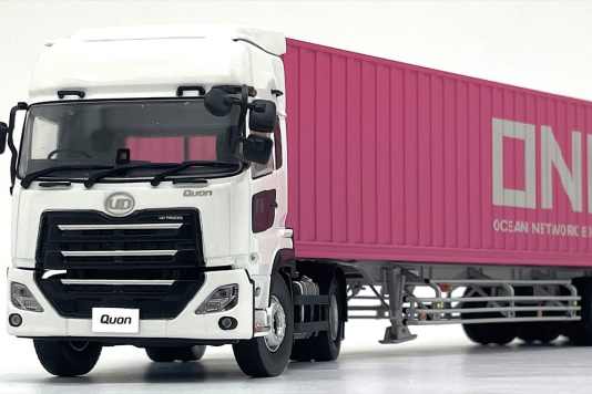 Kyosho liefert im Mai den UD Quon mit Container-Trailer als 1:43-Neuheit