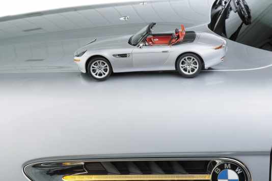 BMW Z8 von Kyosho in 1:12 – Bonds BMW