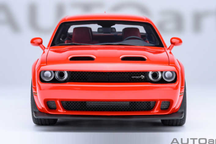 Beim Dodge Challenger SRT von Autoart in 1:18 ist nicht nur die Farbe schrill