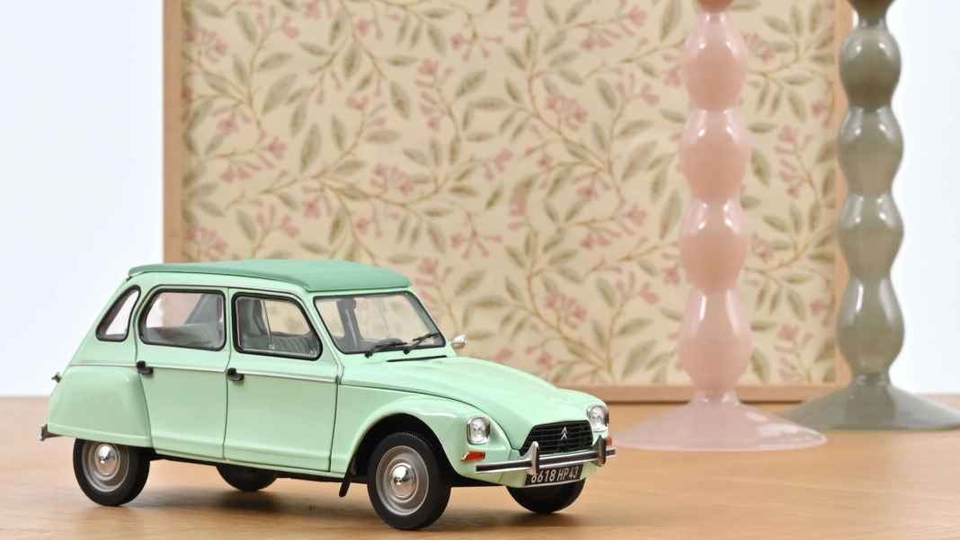 Norev bekennt bei der Citroen Dyane in 1:18 gleich doppelt Farbe