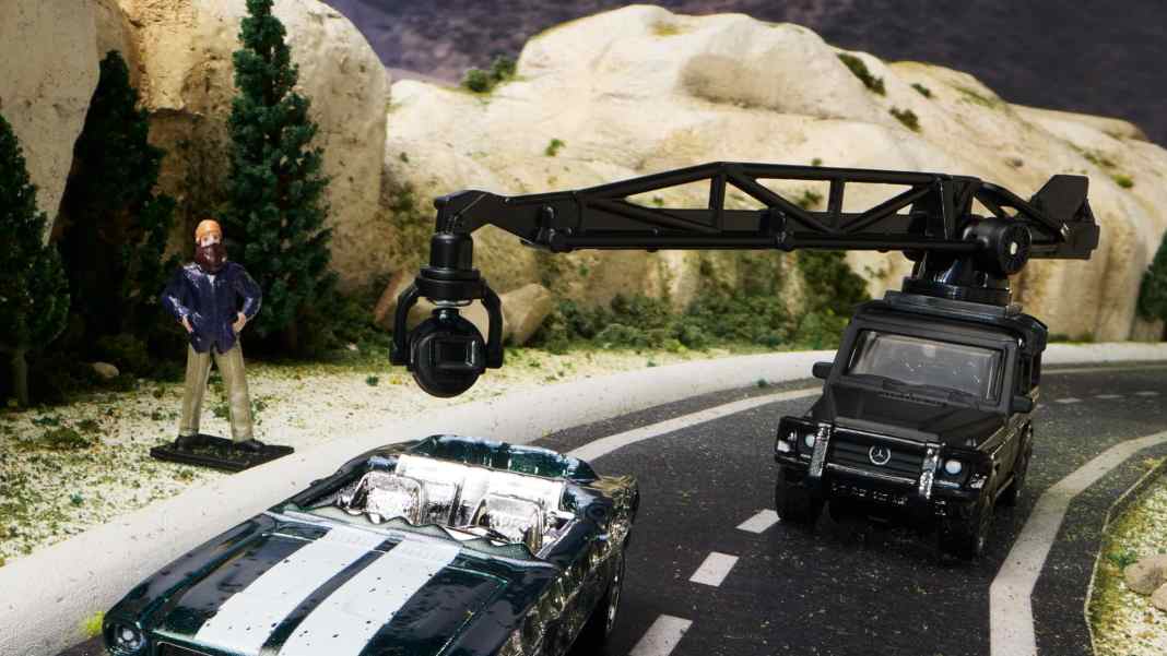 Matchbox-Diorama zeigt Regisseur Sam Hargrave bei 1:64-Dreharbeiten