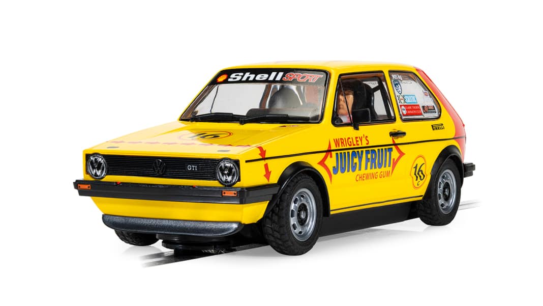 Scalextric bringt Malcolm Jeffs' bunten Kaugummi-Golf I in 1:32