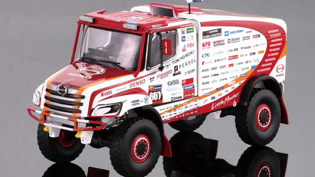 Hino bringt 1:43-Modell seines Dakar-Trucks von 2025 heraus