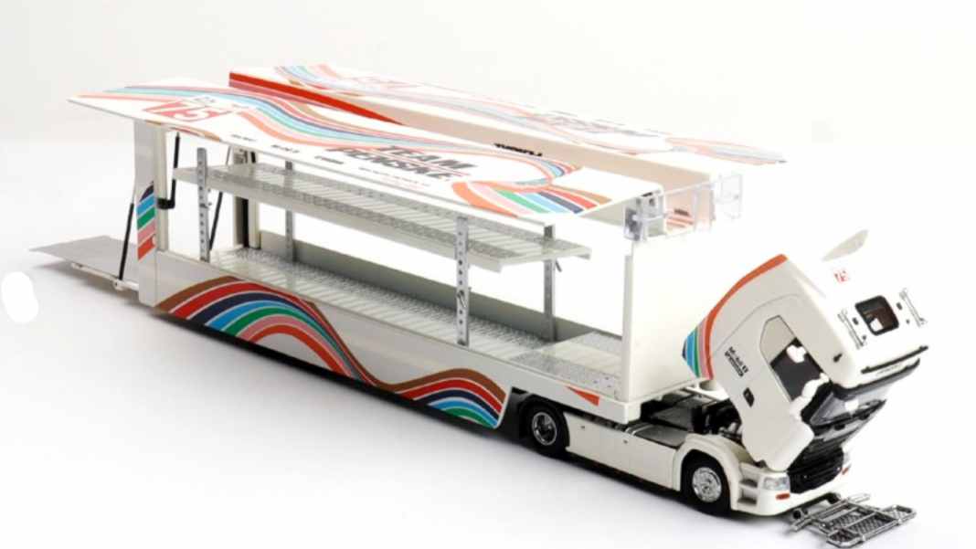 Keng-Fai springt auf den Doppeldecker-Zug auf und zeigt 1:64-Renntransporter