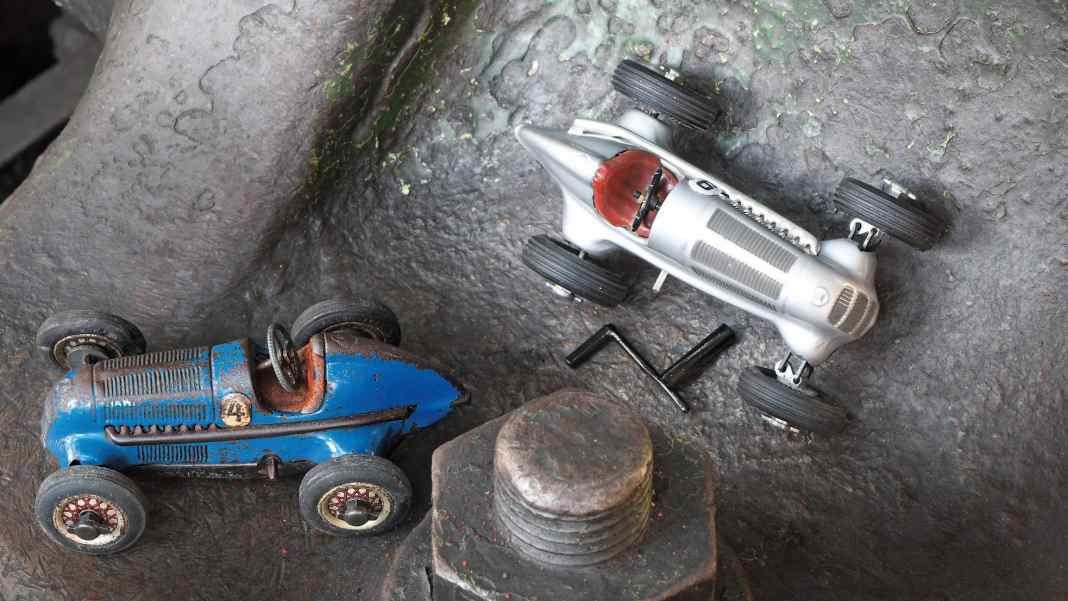 Mercedes W 25 Schuco Studio Racer in 1:28 – Lauf-Zeit