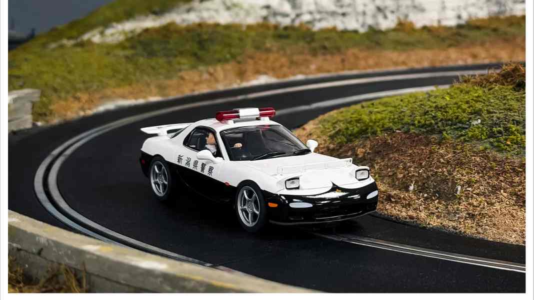 Scalextric zeigt Mazda RX-7 FD als Police Edition für die 1:32-Piste