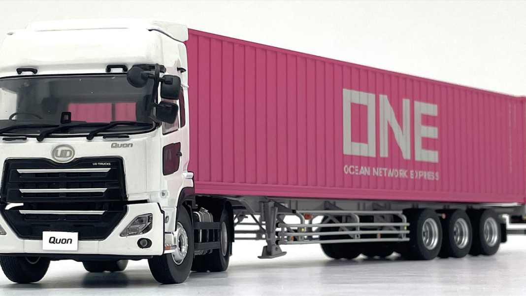 Kyosho liefert im Mai den UD Quon mit Container-Trailer als 1:43-Neuheit