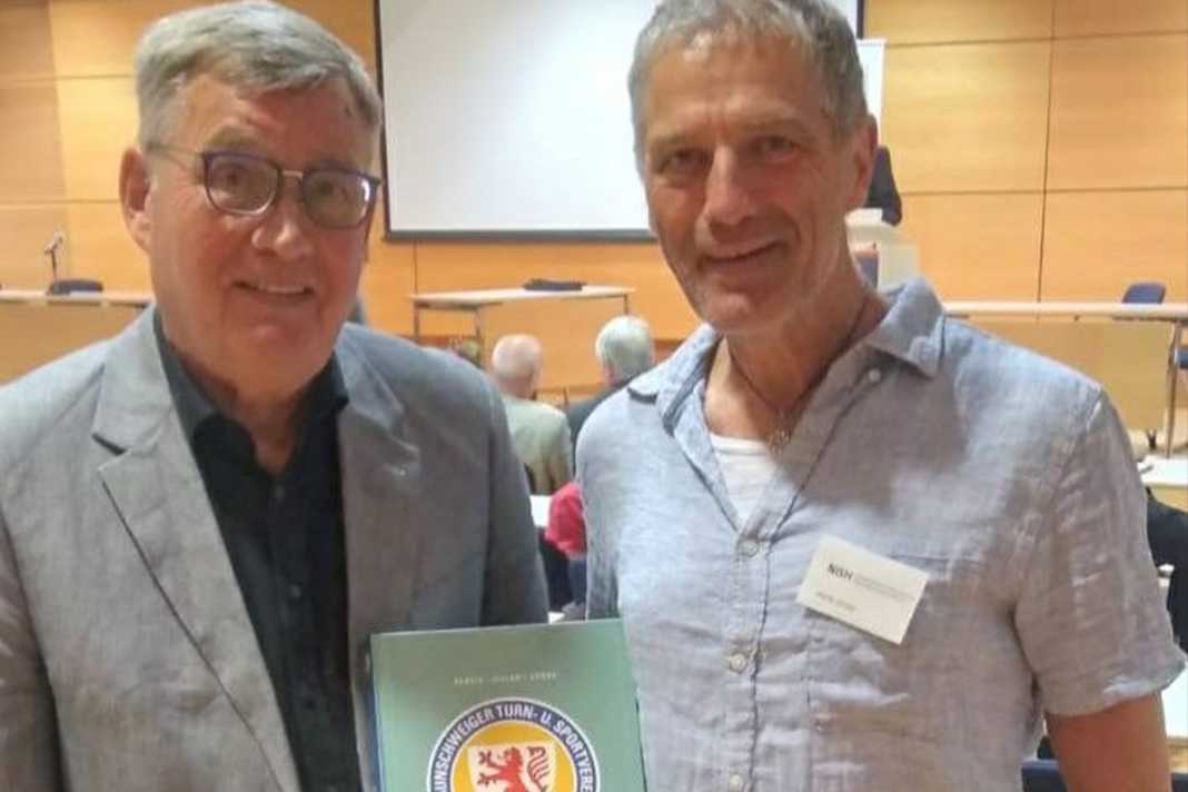 Auszeichnung für die Eintracht-Braunschweig-Chronik