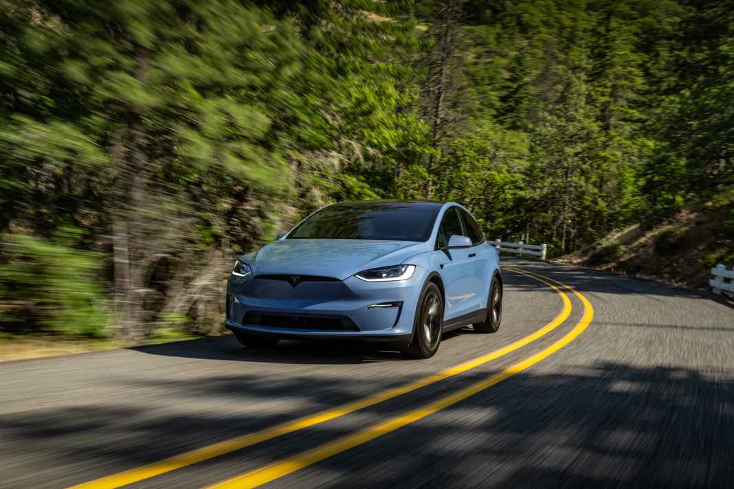 Tesla Model X kombiniert Raumangebot mit Elektroantrieb