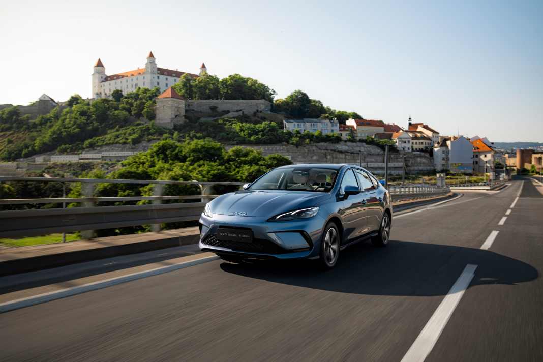 BYD SEAL 5 DM-i kombiniert Hybrid-Effizienz mit Limousinen-Komfort