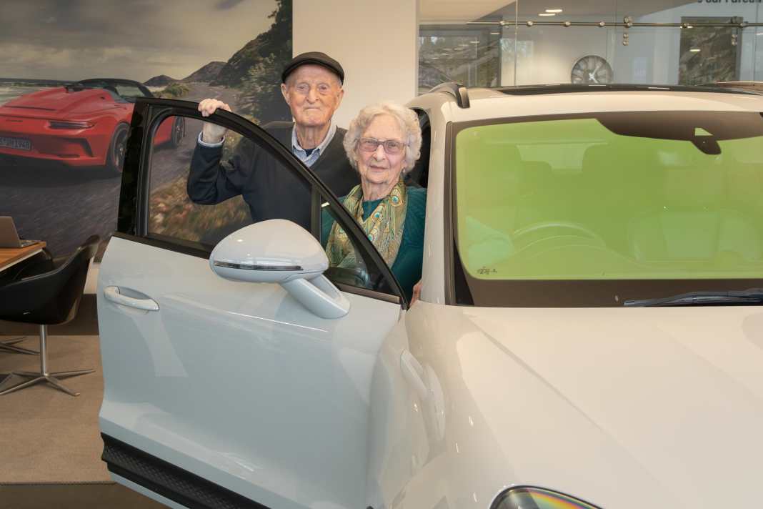 Ehepaar kauft ersten Porsche zum 70. Hochzeitstag