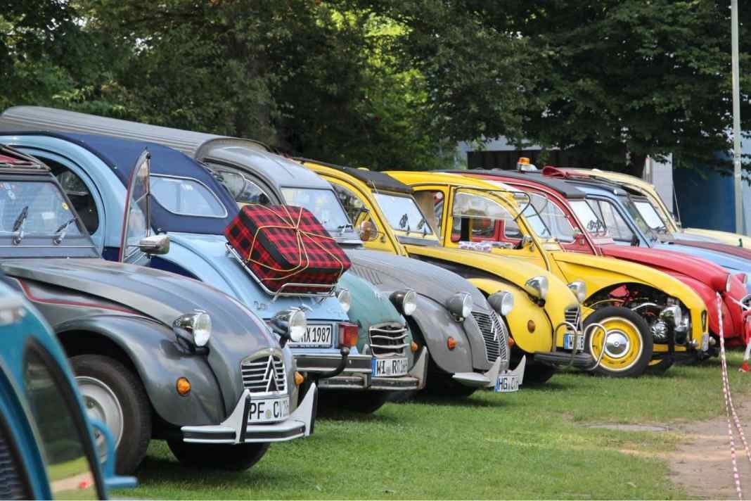 Hunderte Citroën 2CV pilgern nach Schleswig-Holstein