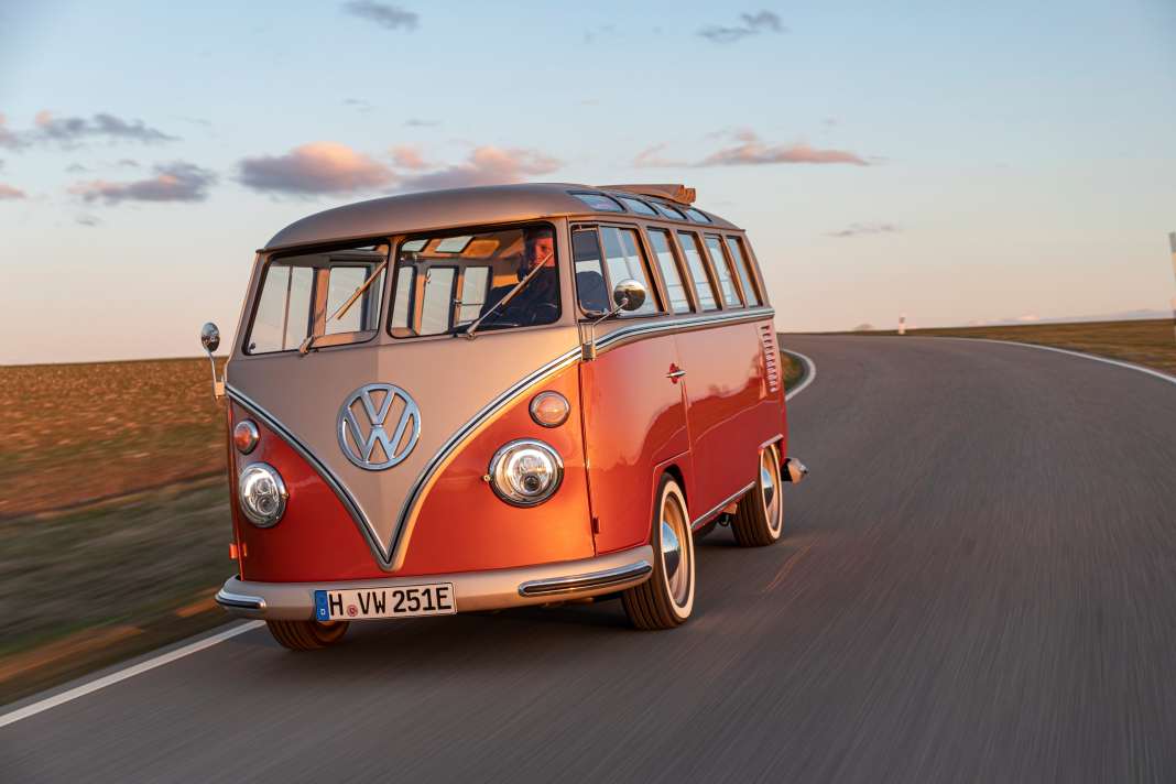 Volkswagen zeigt Bulli-Draisine auf Bremen Classic Motorshow