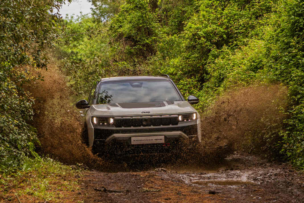 Jeep Compass 4xe bezwingt extremes Gelände
