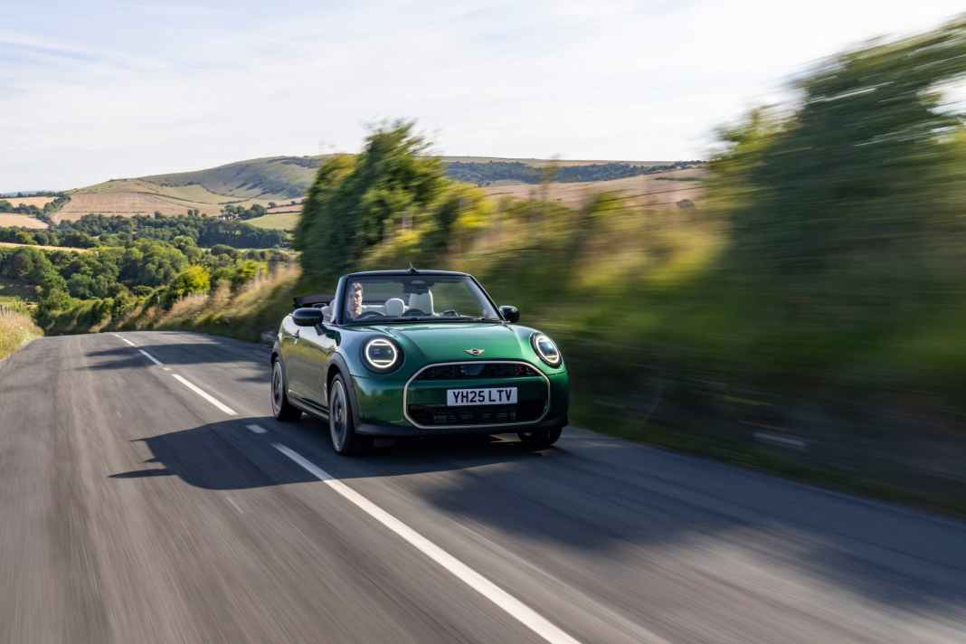 MINI Cooper Cabrio S erobert Südenglands Küstenstraßen