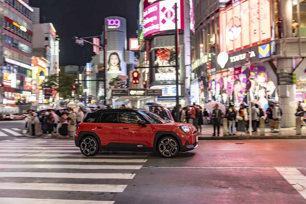 MINI Aceman SE elektrisiert Tokios Straßen
