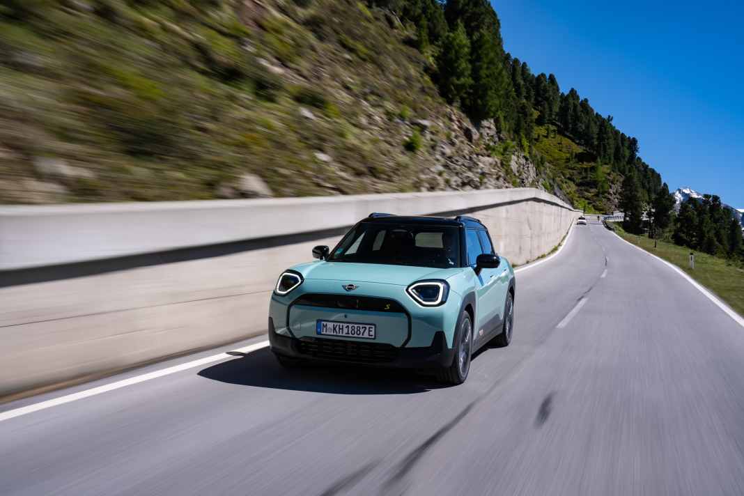 MINI Aceman SE elektrisiert in Ocean Wave Green
