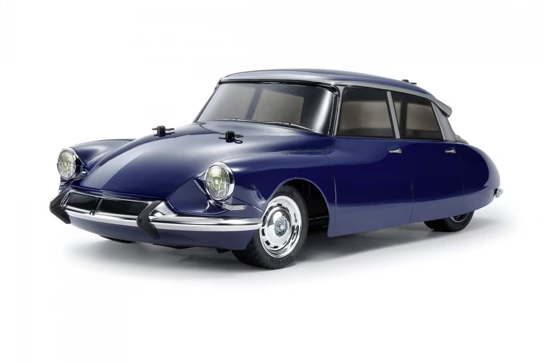 Bei Tamiya trägt die Citroen-Göttin DS 21 in 1:10 Dunkelblau