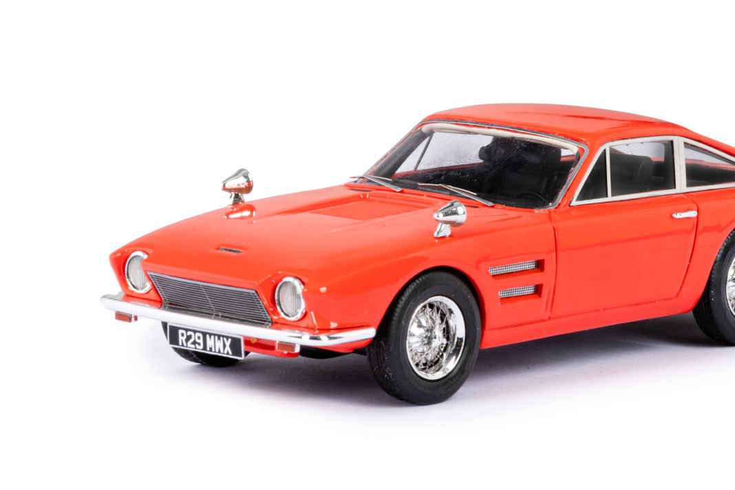 Der Trident, der eigentlich ein TVR hätte werden sollen, kommt in 1:43.