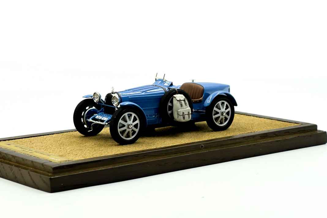 EMC bringt einen grandiosen Rucksack-Bugatti 35 B in 1:43 auf Grand-Prix-Chassis