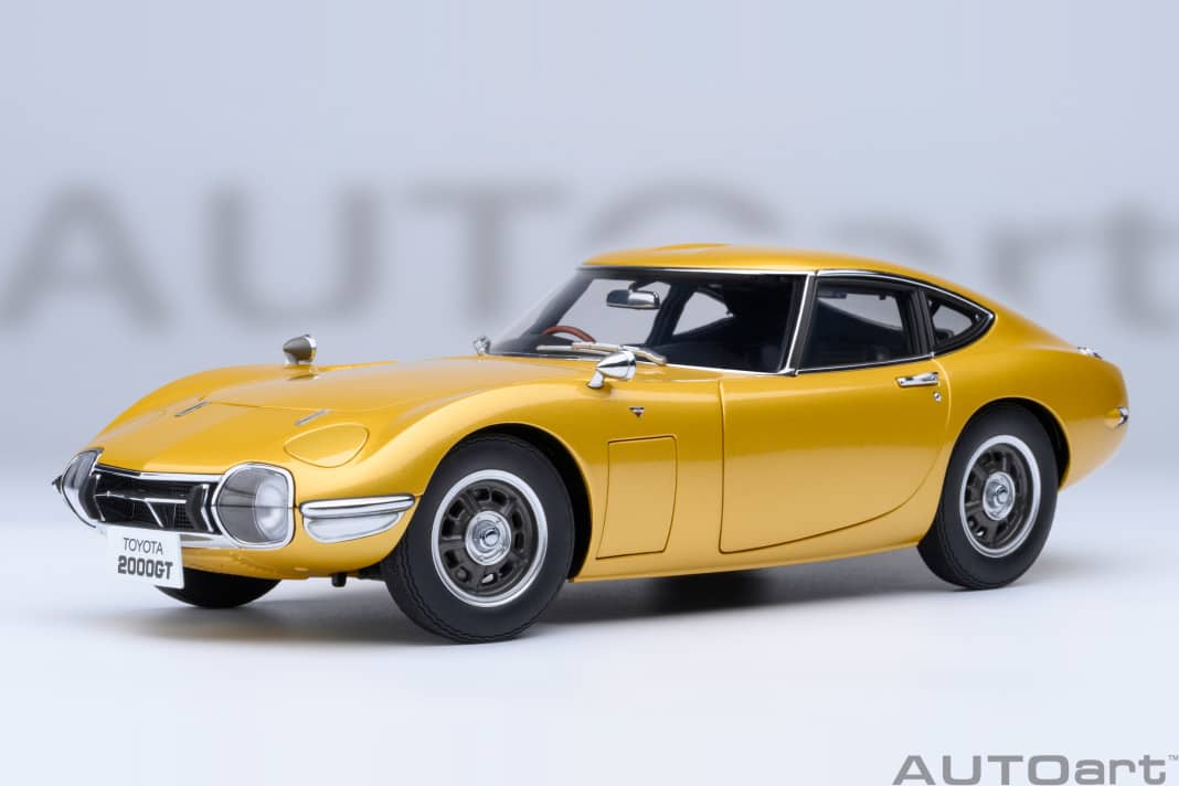 In Gold glänzt der Toyota 2000GT bei Autoart in 1:18 ganz besonders