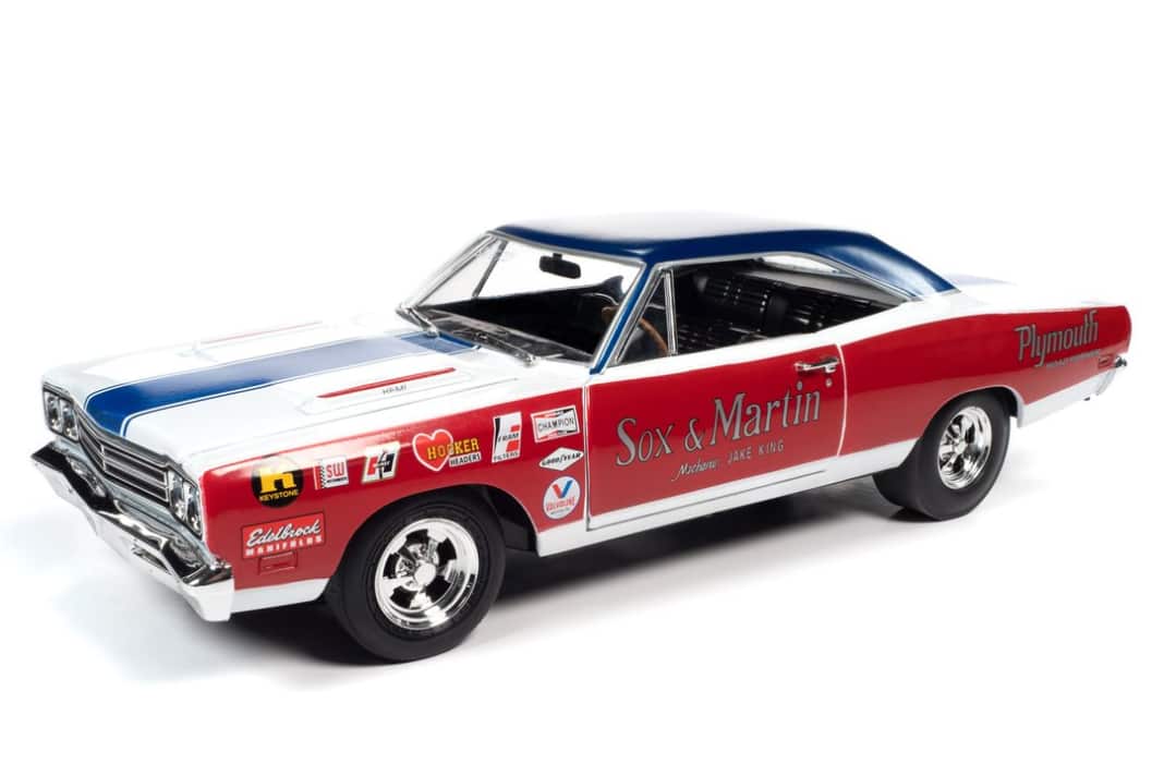 Sox & Martin war bei den Stockcars so was wie Martini. Ein Plymouth des Teams kommt in 1:18.