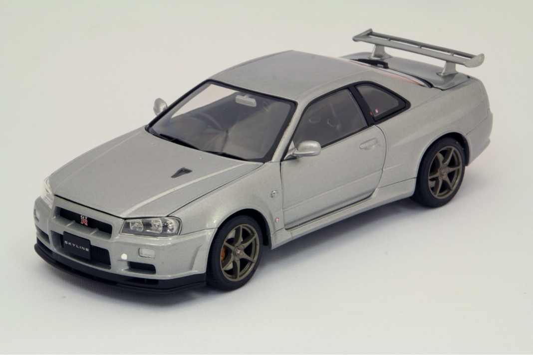 Der Nissan Skyline GT-R Vspec II von Ebbro kommt in 1:24 und aus Die-Cast