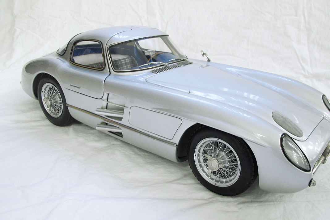 Mercedes-Benz 300 SLR Uhlenhaut von Legrand in 1:8