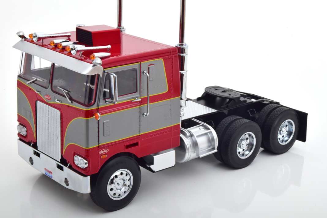 Road Kings bringt den Peterbilt Pacemaker 352 in zwei schrillen 1:18-Versionen