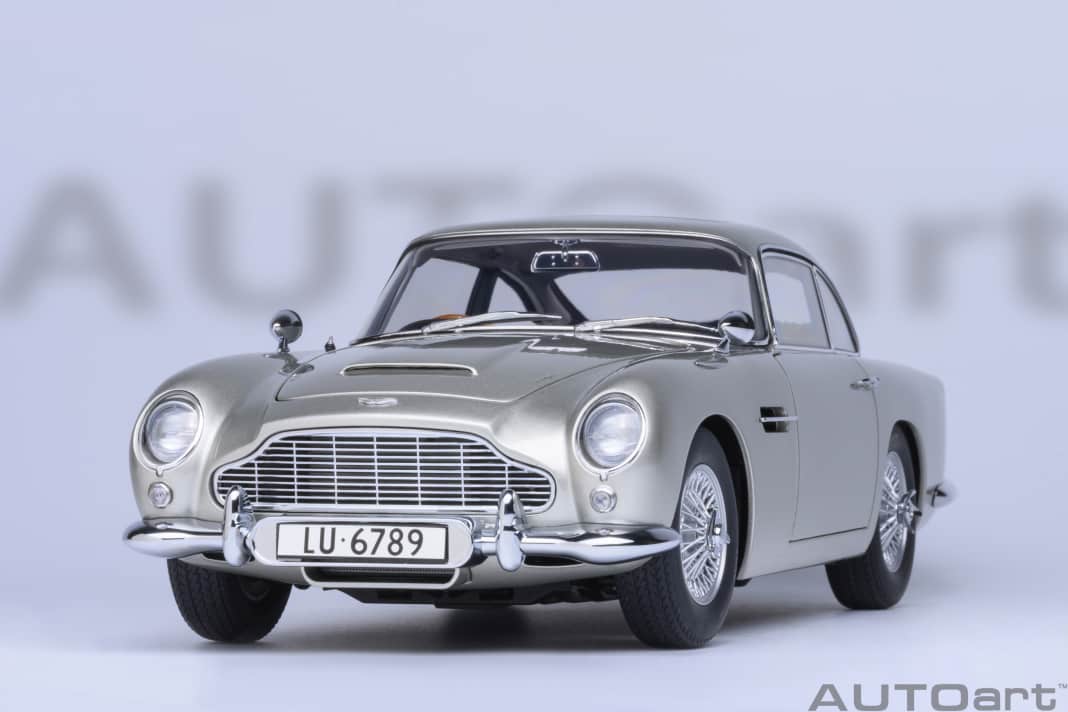Autoart plant Goldfinger-Aston-Martin in 1:18 mit Hammer-Gimmicks