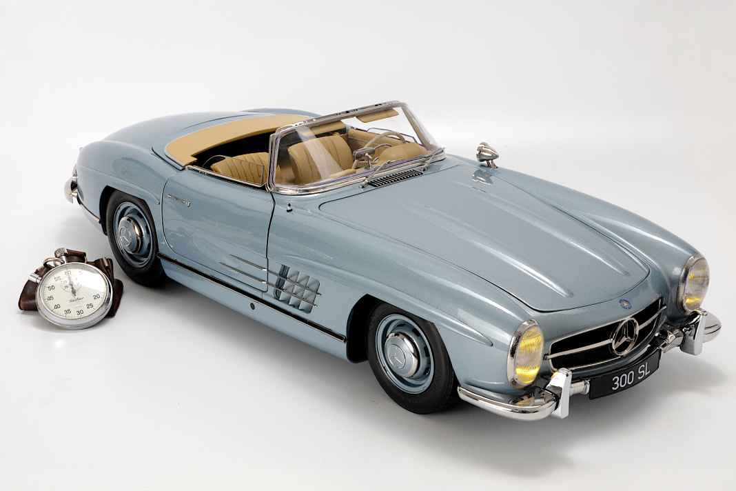 Modelcar24 bringt Mercedes 300 SL Roadster als 1:8-Kit in Blaumetallic auf Ixo-Basis