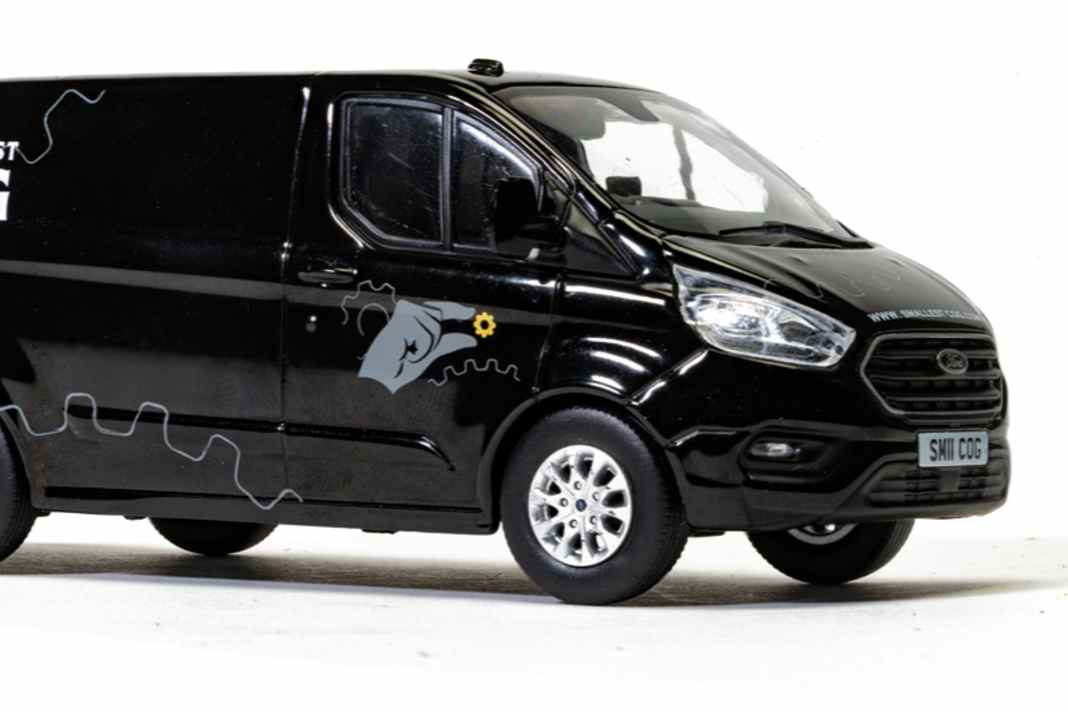 Hammond's Van in 1:43 und Bond's Bike in 1:12 & 1:24 rollt Corgi aus der Box