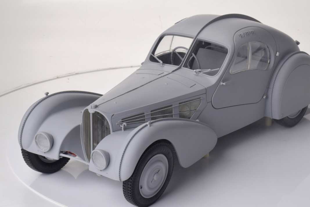 Carson Modelsport bringt Ixos Bugatti 57 SC in 1:8 nach Deutschland