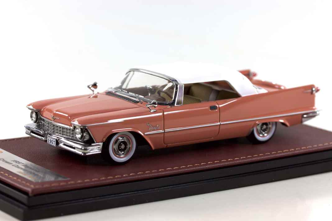 Tom Dirnbergers Chrysler Imperial Convertible von 1957 schimmern hell