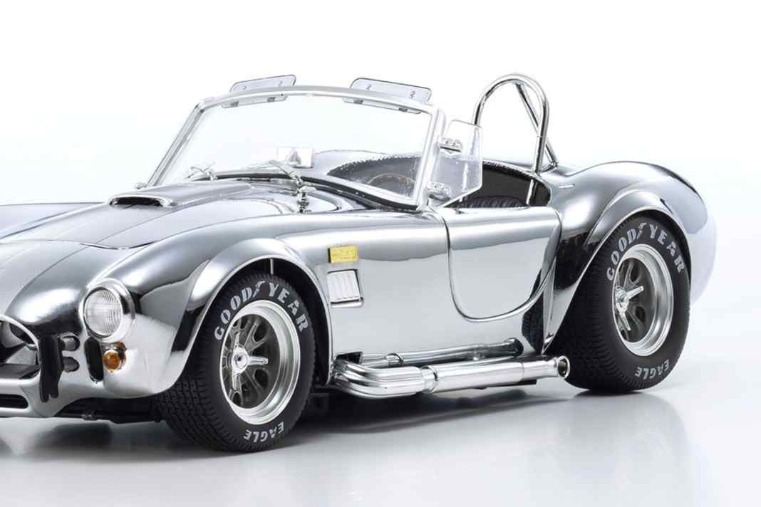 Kyosho macht die AC Cobra 427 S/C zum 1:18-Strahlemann in Chrom