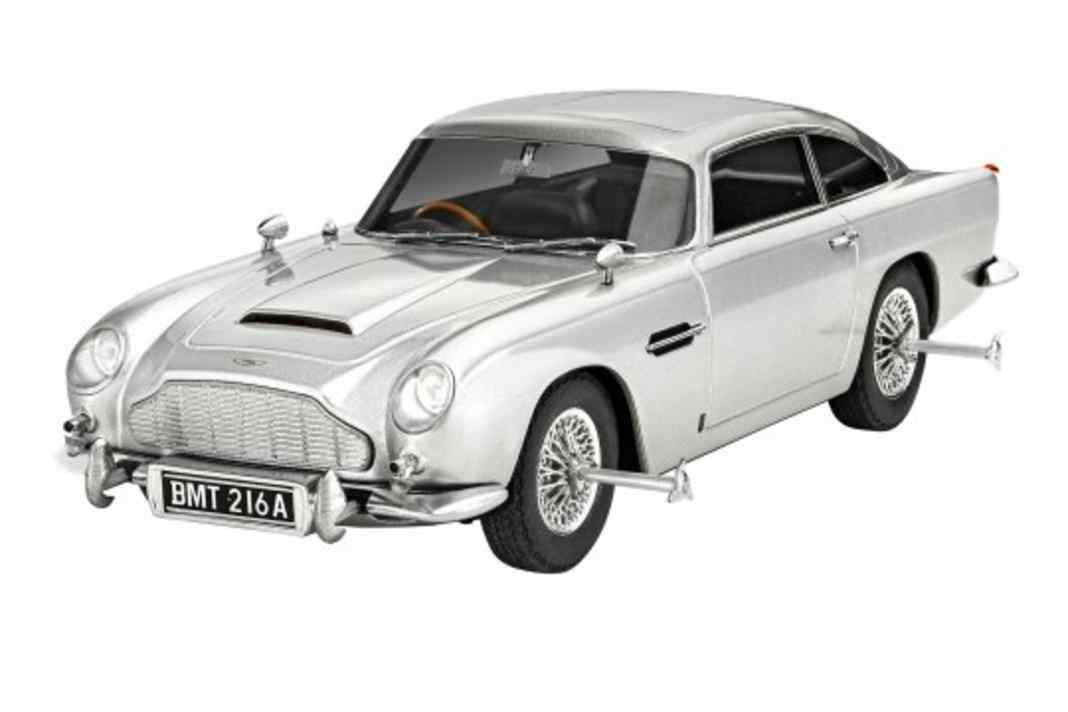 Revell bringt vier Bond-Dienstwagen in 1:24 als Plastikkits