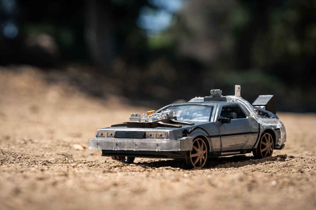 Bei Jada kann der DeLorean in 1:24 auf Schienen fahren