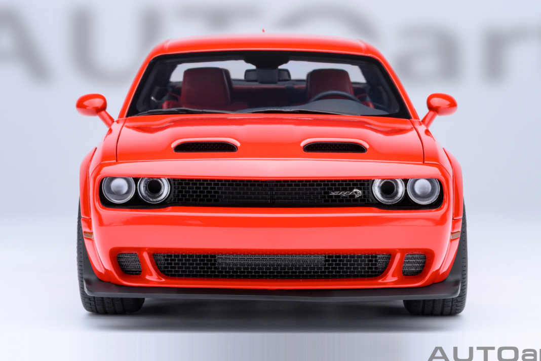 Beim Dodge Challenger SRT von Autoart in 1:18 ist nicht nur die Farbe schrill